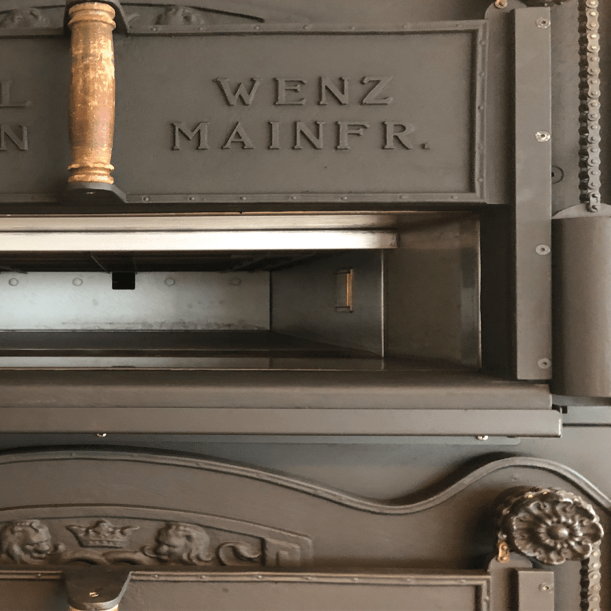 תנור עם אפיה אומנותית במבנה הנוסטלגי המקורי | Wenz 1919 – תמונה 2
