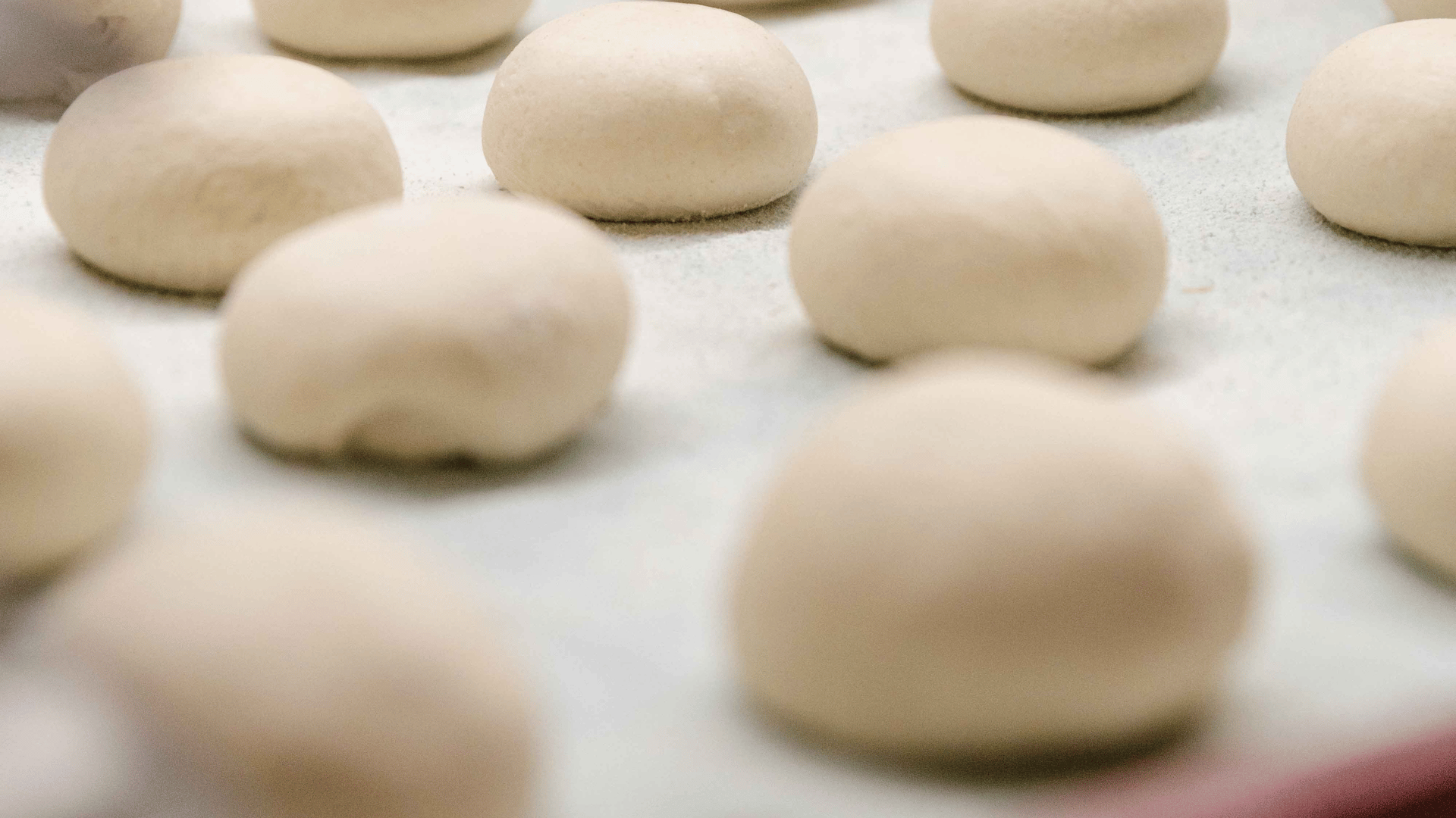 מכונות שמייצרות בצק אחיד במאפייה